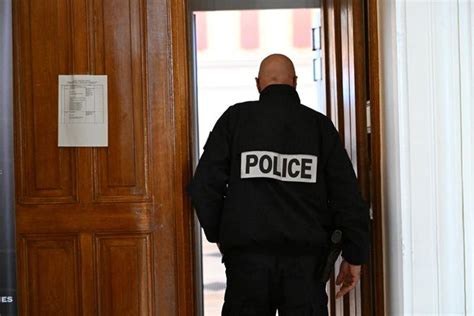 Adolescent De Ans Tu Au Couteau Saint Denis Un Jeune Homme