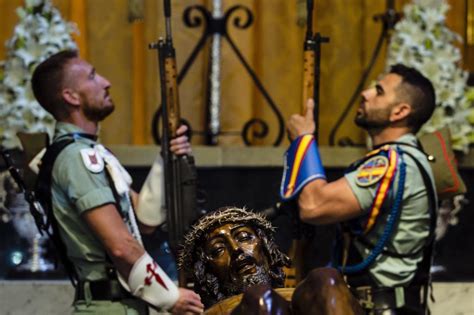 Legionarios Realizan La Guardia De Honor Al Cristo De La Buena Muerte En Málaga Andalucia