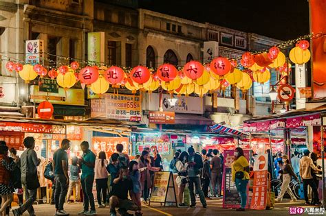 農曆新年必來台北「迪化街年貨大街」辦年貨！永樂市場超萌巨兔裝置藝術必拍~各種堅果糖果瓜子、燕窩鮑魚南北貨這裡通通有！ 大胃米粒 David