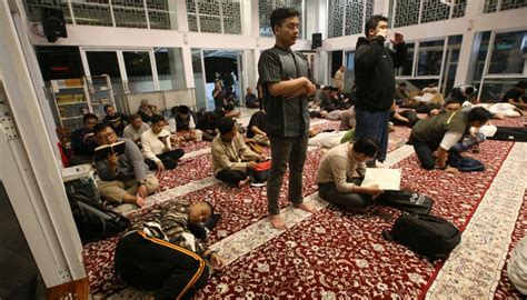 Foto Berburu Itikaf Di Masjid Maaimmaskuub Perumda Tirtawening Kota