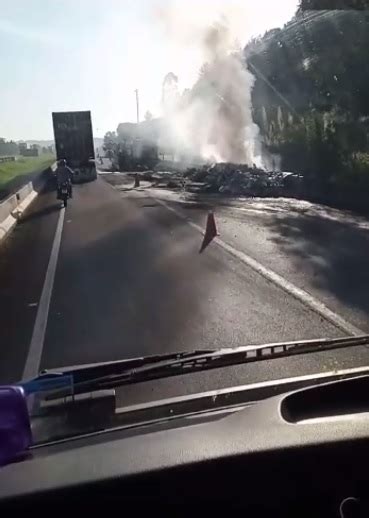 Carreta tomba pega fogo e bloqueia rodovia Régis Bittencourt em