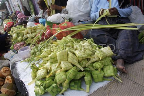 Permintaan Daun Ketupat Antara Foto