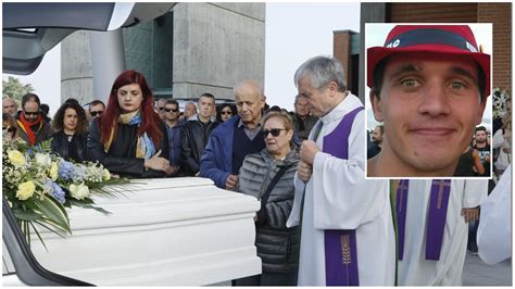 Funerale Di Fabio Tosi Loperaio 34enne Morto Nellesplosione Alla