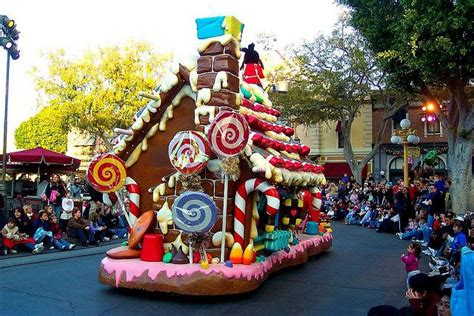 Goofy's gingerbread house | Christmas parade floats, Christmas parade ...