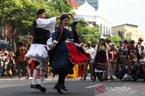 Parade Surabaya Cross Culture International Folk Art Festival Antara News