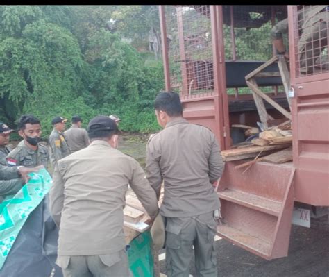 Lapak PKL Di Jalan By Pass Diangkut Satpol PP Butonpos