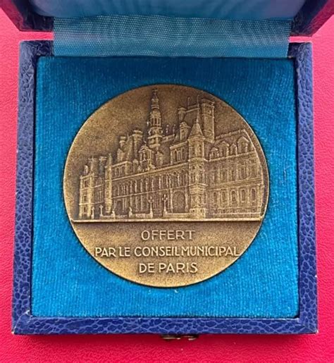 BELLE MÉDAILLE OFFERT par le conseil municipal de Paris avec sa boîte