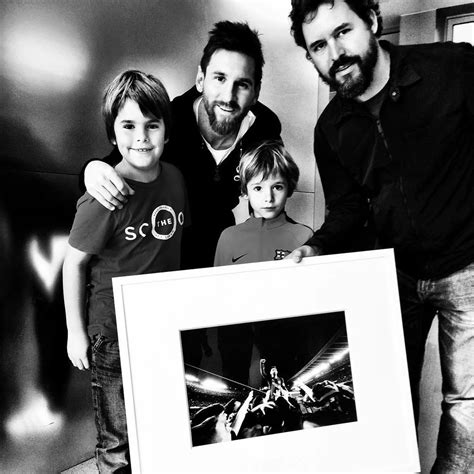 Lionel Messi Recibió La Visita Del Autor De Su Foto Histórica Infobae