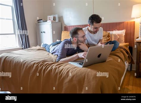 Couple gay au lit homme Banque de photographies et dimages à haute
