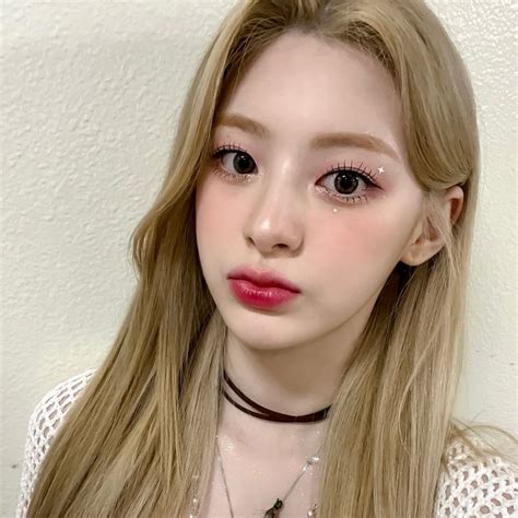 Yoon Seeun Stayc Selca Icon Pfp Kpop In 2022 Divine Feminine Girl