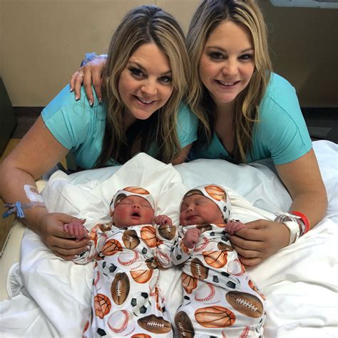 Identical twin sisters birthed their sons on the same Day! | Lamodespot