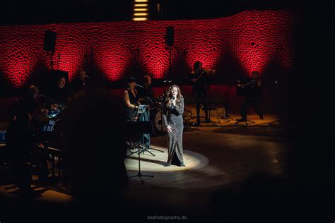 Vicky Leandros am 25 März 2023 in der Elbphilharmonie in Hamburg