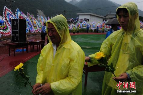 陕西山体滑坡遇难者“头七” 当地举行公祭仪式频道凤凰网