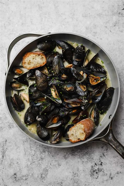 Mussels In White Wine Sauce Moules Marinières Is A True 20 Minute