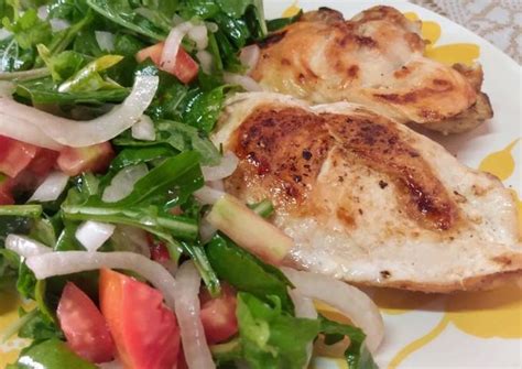 Bifes de pollo con ensalada de rúcula y cebolla curada Receta de