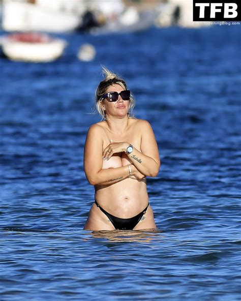 Wanda Nara Flashes Her Nude Boobs On The Beach In Ibiza 46 Photos