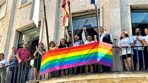 La Subdelegación del Gobierno despliega un faldón LGTBI en su fachada