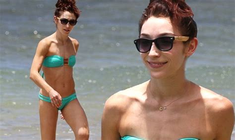 Meryl Davis Raises Temperatures At The Beach In A Tiny Bikini During Hawaiian Holiday Daily