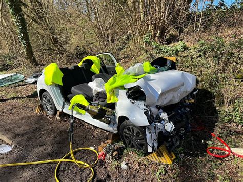 Fw Velbert Verkehrsunfall Mit Eingeklemmter Person In Der Hefel