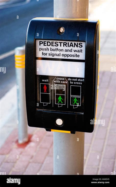 Botón pulsador de peatones en la calle Fotografía de stock Alamy