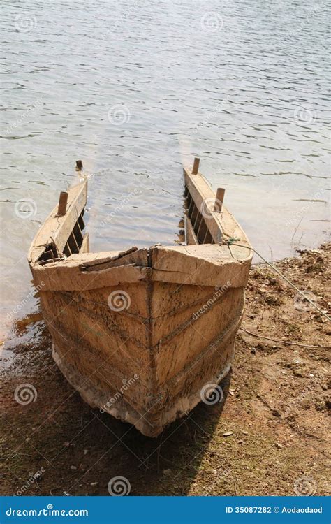 O Barco De Madeira Velho Afundou Se No Banco Foto De Stock Imagem De