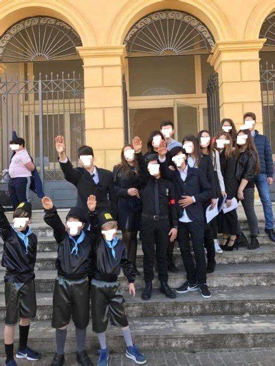 Bambini E Ragazzi Fanno Il Saluto Fascista Verdi Assurdo Sporcare