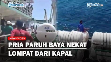 Detik Detik Pria Paruh Baya Nekat Lompat Dari Atas Kapal Ke Laut