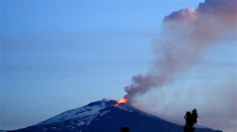 Etna è l eruzione più spettacolare degli ultimi anni continua da