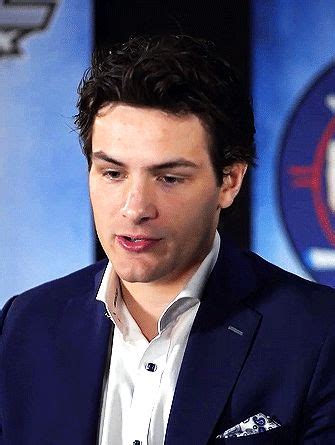 Pin by Alejandra Martínez on Mathew Barzal | Hockey girlfriend ...