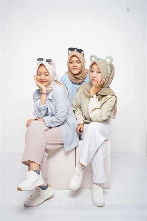 Self Foto Studio 3 Orang Ideas Pose Pemotretan Referensi Pose Wanita