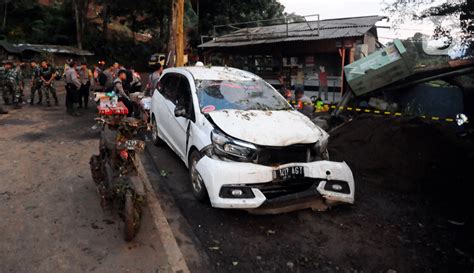 Longsor Akibat Gempa Tutup Jalan Utama Cipanas Cianjur Foto