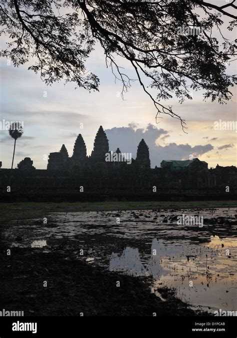 Angkor Wat silhouette sunrise Stock Photo - Alamy