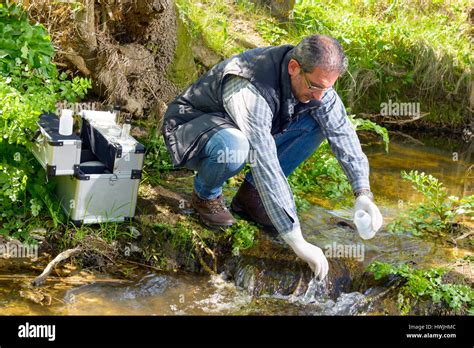 El Cient Fico Y Bi Logo Hidro Bi Logo Toma Muestras De Agua Para