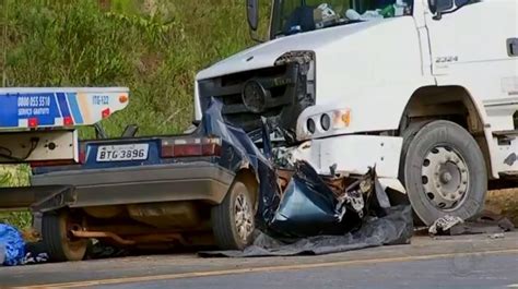 Acidente Entre Caminh O E Carro Deixa Mortos Em Vicinal No Interior De