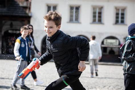 Widowiskowy śmigus dyngus na rynku w Kazimierzu Dolnym Strażacy