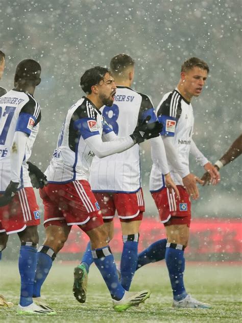 Hsv Torwart Daniel Heuer Fernandes Liefert Mit Einem Eigentor Im