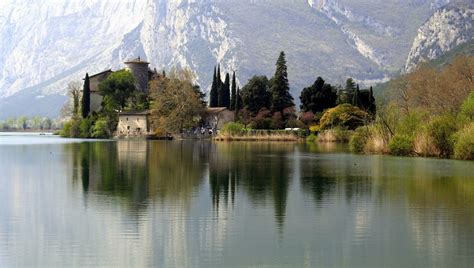 Il Lago Toblino Con L Omonimo Castello Il Giardino Dei Ricordi