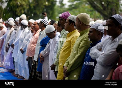 Le peuple musulman offre la prière à une Eidgah pour démarrer le