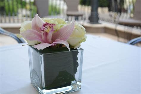 Aranjament Cu Trandafiri Si Orhidee Cymbidium Floral Arrangement With