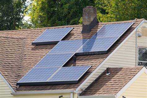 Paneles Solares Fotovoltaicos En El Techo De Una Casa Foto de archivo - Imagen de generador ...