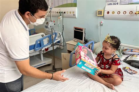 Pequenos Pacientes Do Oncol Gico Infantil Recebem Presentes Na V Spera