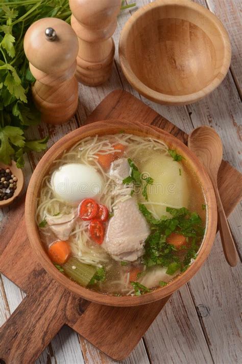 Sopa De Fideos De Pollo De Caldo De Gallina Sudamericana Con Huevo