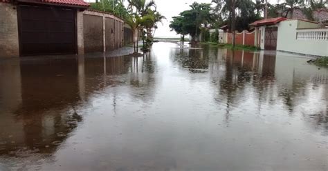 G1 Rua em Itanhaém SP vira espécie de lago durante os dias de chuva