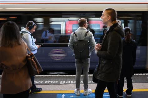 London travel news LIVE: Elizabeth Line hit by 45-minute delays after ...