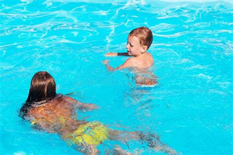 Petits Enfants Jouant Et Ayant L Amusement Dans La Piscine Avec De L