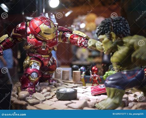 Iron Man Hulkbuster VS Hulk in the Avengers: Age of Ultron Editorial ...