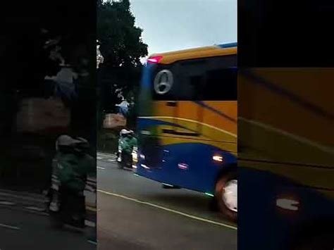 Jalur Satu Arah Rombongan Bus Pariwisata Turun Gunung Youtube