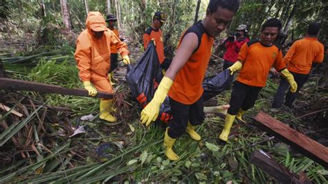 Indonesien Vermisste Nach Tsunami Lebend Gefunden Welt