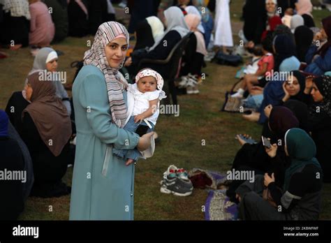 Los Musulmanes Palestinos Asisten A La Oración Matutina De Eid Al Adha En La Ciudad De Gaza El