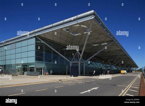 London stansted airport main terminal hi-res stock photography and images - Alamy